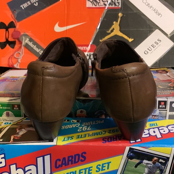 EARTH-women’s brown leather ‘GLORY BARK’ low zip-ankle heeled booties - Picture 7 of 10